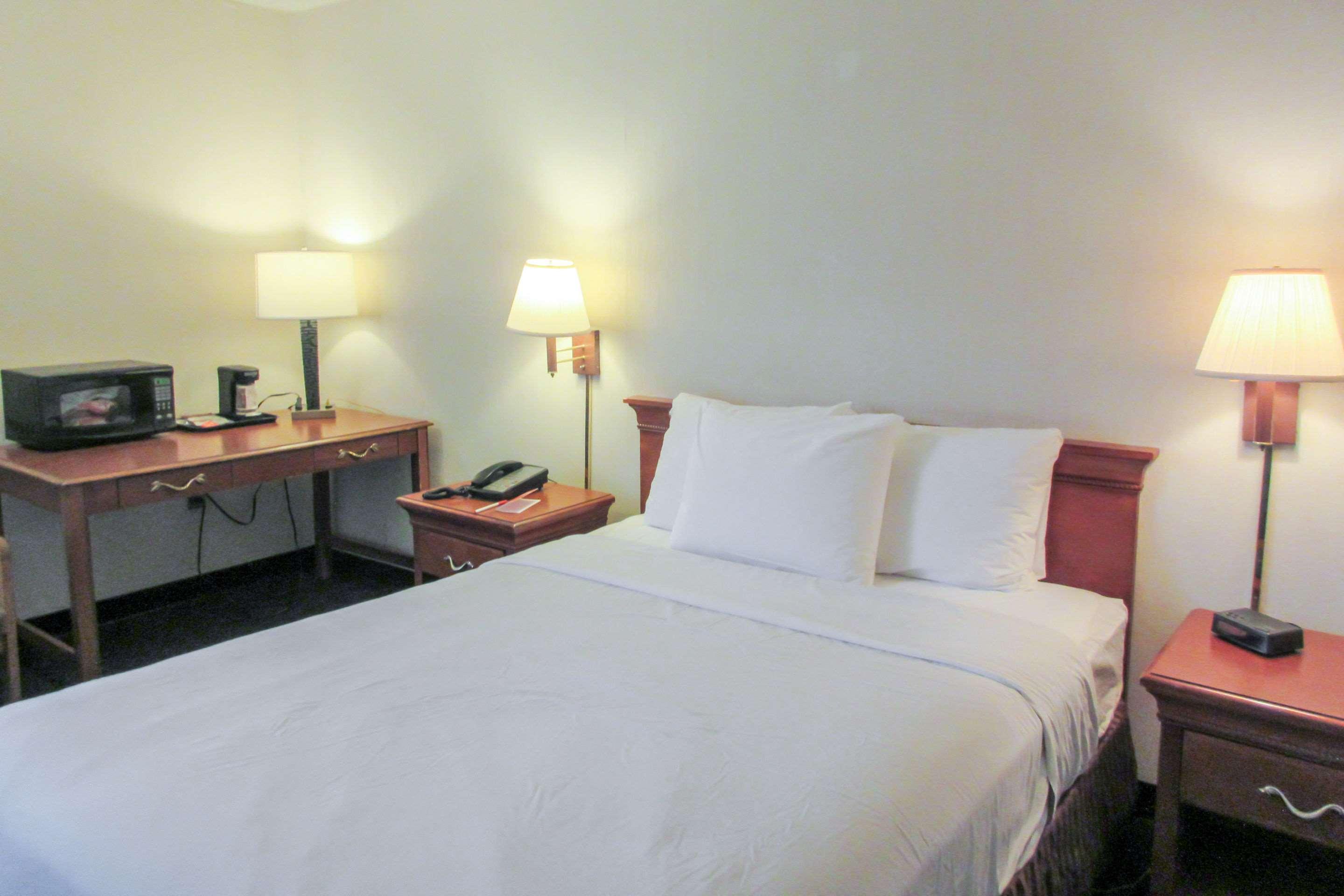Days Inn By Wyndham Erie Kearsarge Buitenkant foto