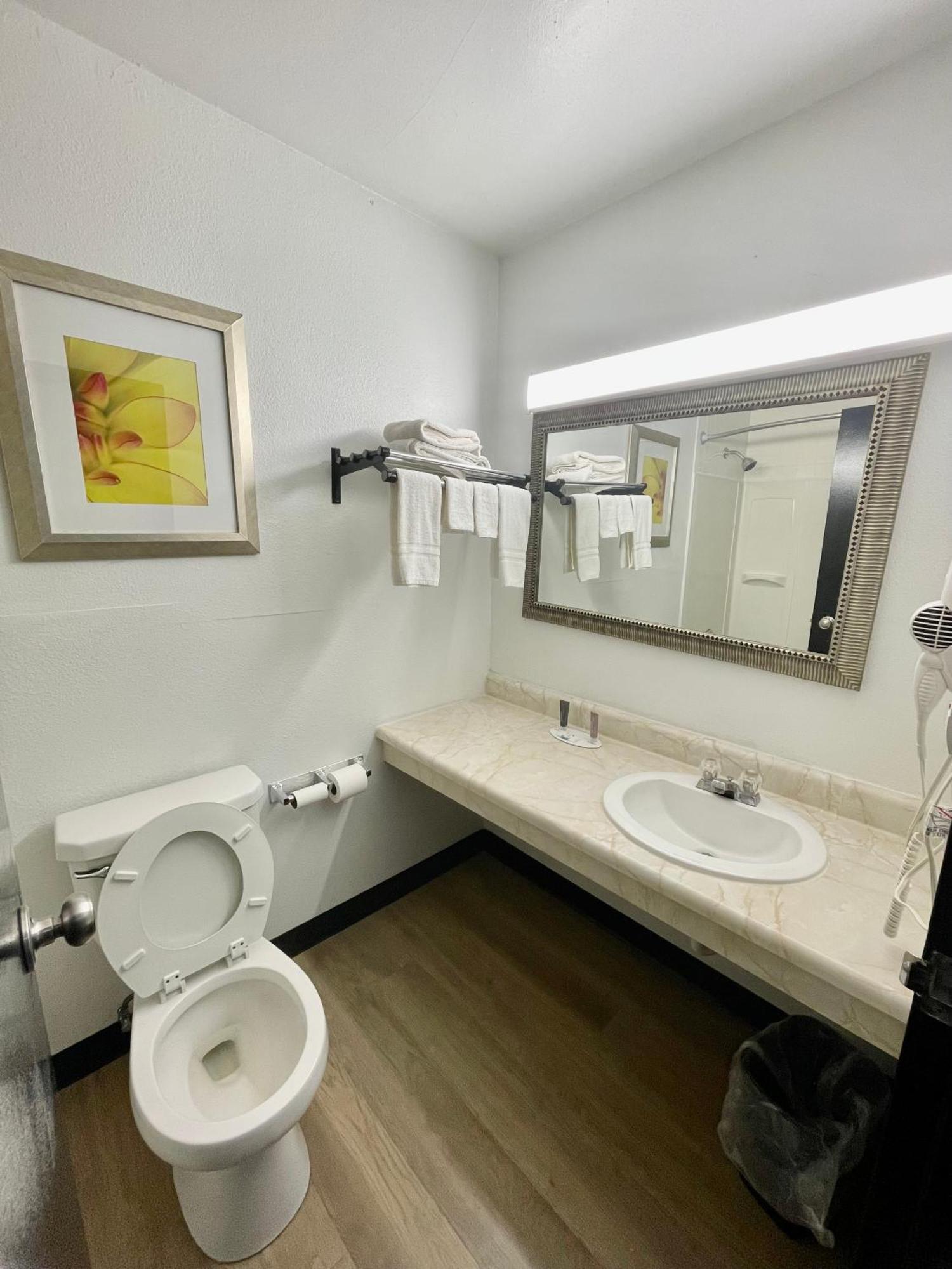 Days Inn By Wyndham Erie Kearsarge Buitenkant foto